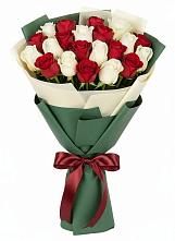 Букет Микс из красных и белых роз в Пудоже