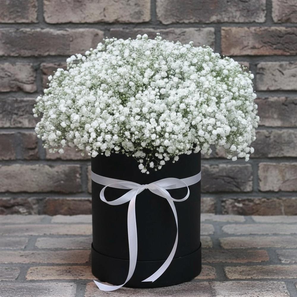 Цветочная композиция из Гипсофила в шляпной коробке в Пудоже