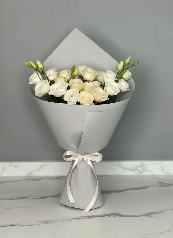 Букет цветов из: Розы и Лизиантусы в Пудоже