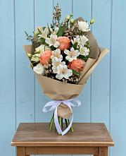 Букет цветов из:  Альстромерии, Лизиантусы, Розы и Хризантемы в Пудоже