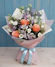 Букет цветов из:  Лизиантусы, Розы, Альстромерии и Гипсофила в Пудоже