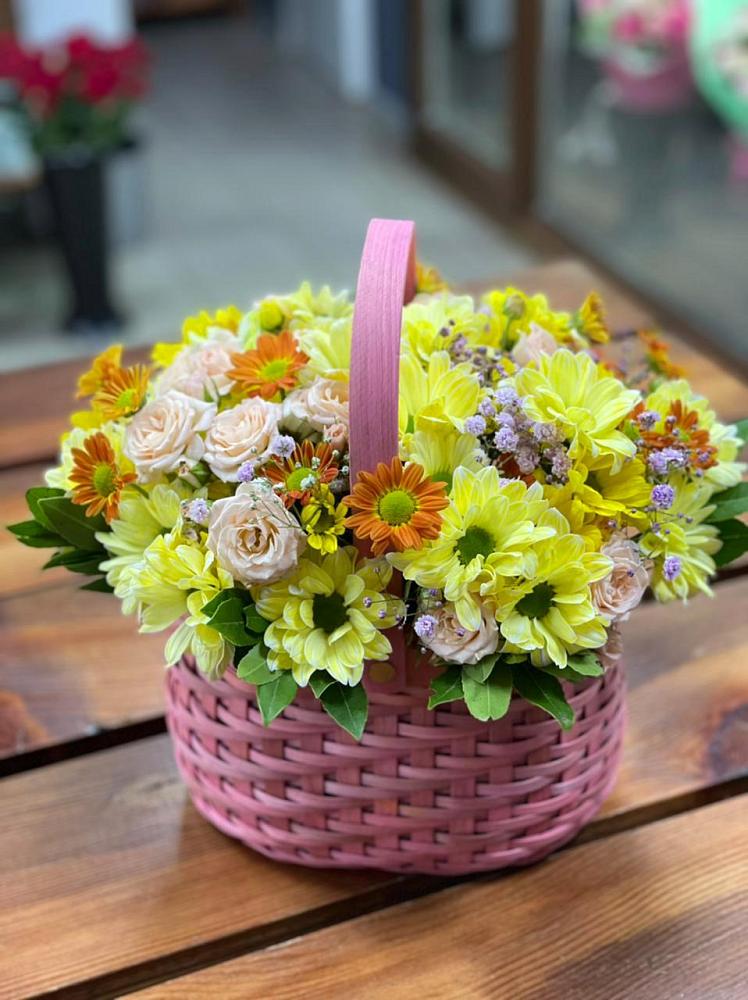 Цветочная композиция из Хризантемы и Розы в корзине в Пудоже