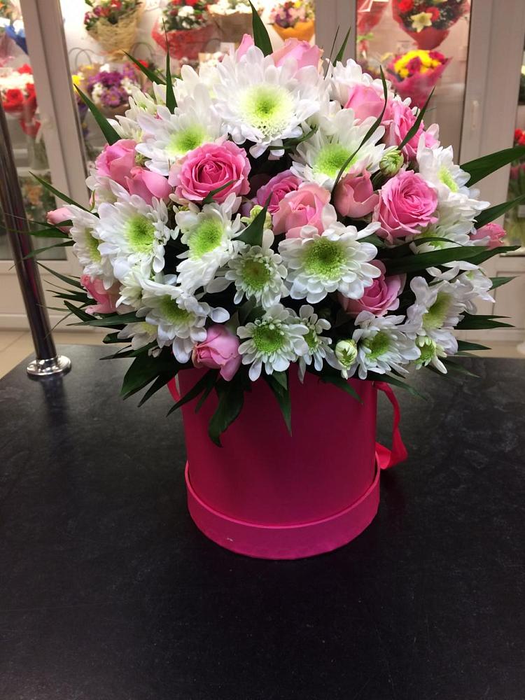 Цветочная композиция из Розы и Хризантемы в шляпной коробке в Пудоже