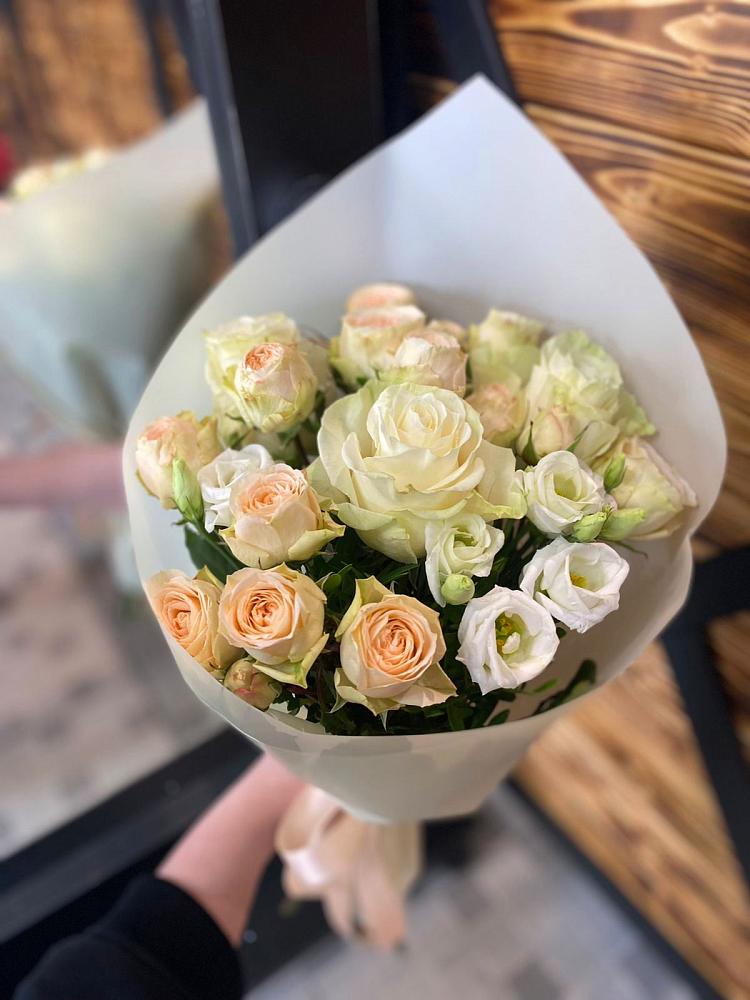 Букет цветов из: Розы и Лизиантусы в Пудоже